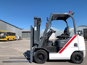 Вилочний автонавантажувач TCM (Nissan),  з напівкабіною,  піччю та позиціонером